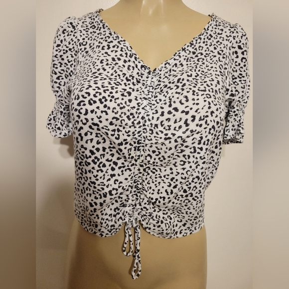 Urban Romantic White Cheatta Print Crop Top Medium V Neck Spring - Picture 1 of 4